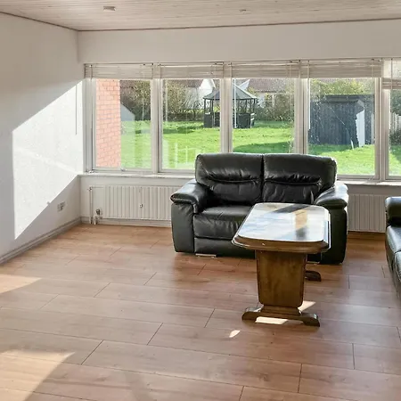 5 Bedroom Awesome In Сasa de vacaciones *