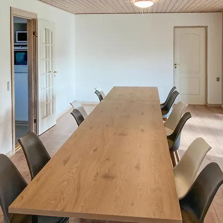 5 Bedroom Awesome In Сasa de vacaciones *